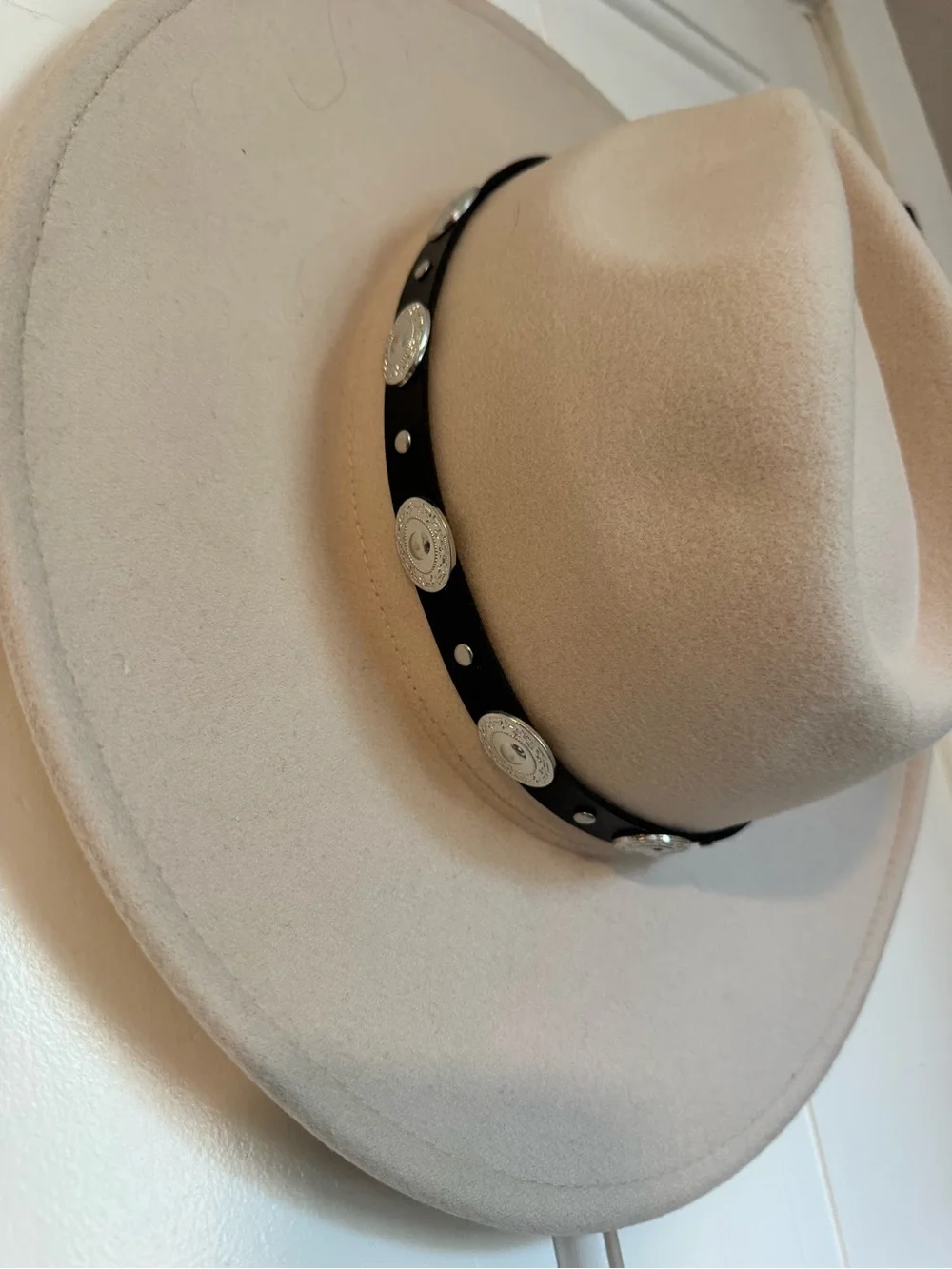 Classic Wide-Brim Felt Hat in Beige with Embellished Band